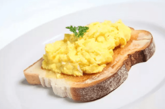 huevos-revueltos-tostada